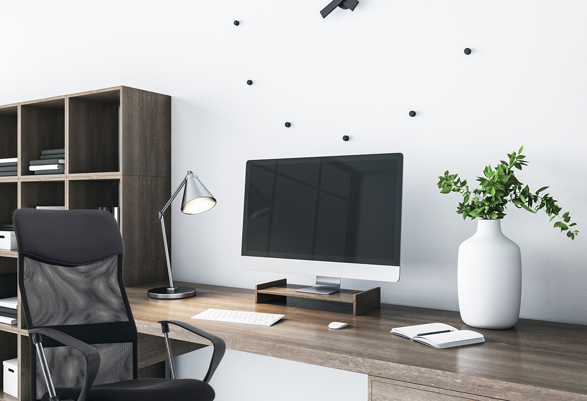 Απεικονίζεται η καρέκλα τοποθετημένη μπροστά από ένα γραφείο.